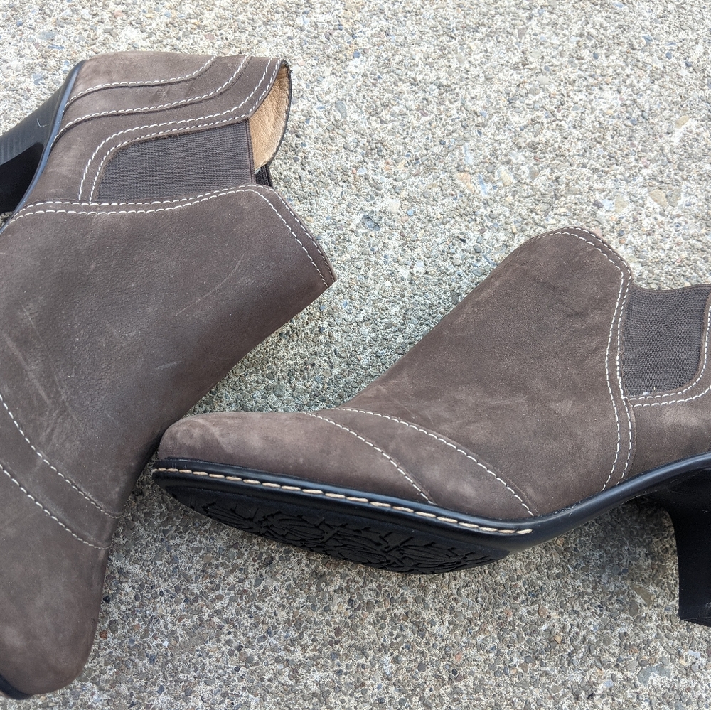 Softspots Beige Taupe Leather Pull On Booties 9M